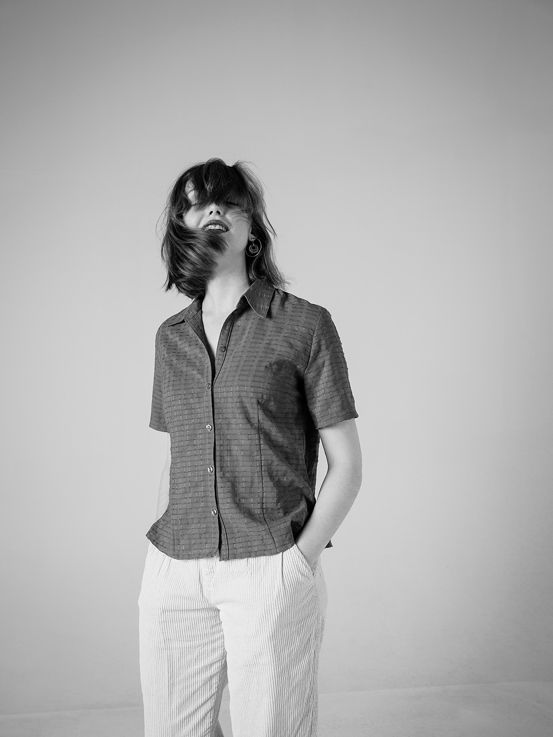 Modefotografering i fotostudio i Linköping, kläder från Stadsmissionen Second Hand, av Fotograf Engström - fotograf i Linköping