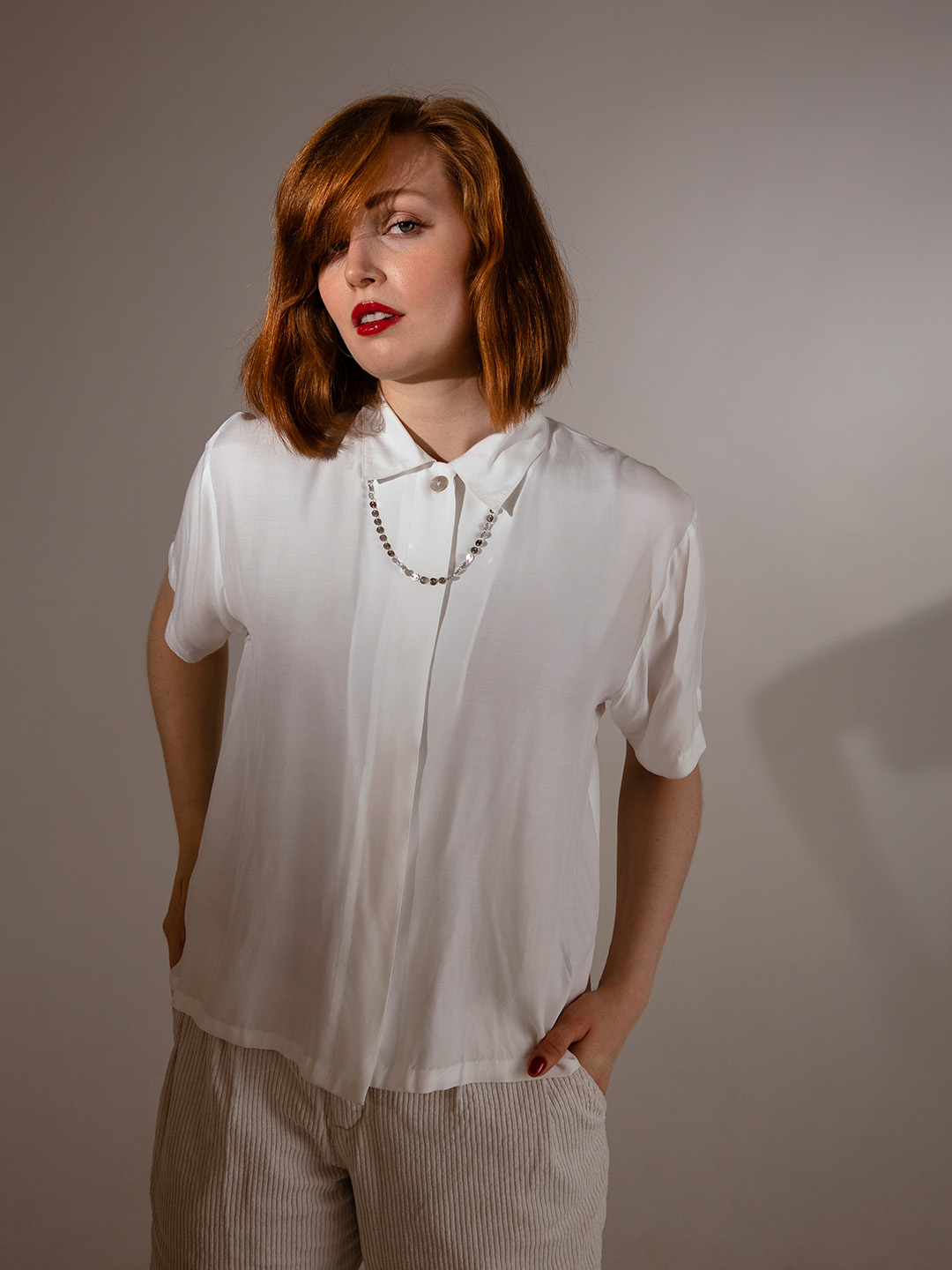 Modefotografering i fotostudio i Linköping, kläder från Stadsmissionen Second Hand, av Fotograf Engström - fotograf i Linköping