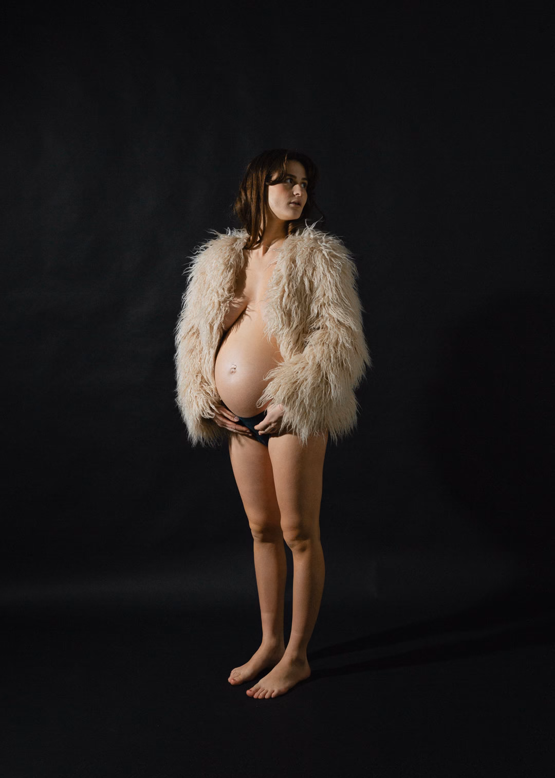 Fotografering med gravid i studio av Christine Engström i Linköping, Sverige